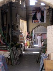 137 Basar mit Sultanbild, Qaboos.JPG